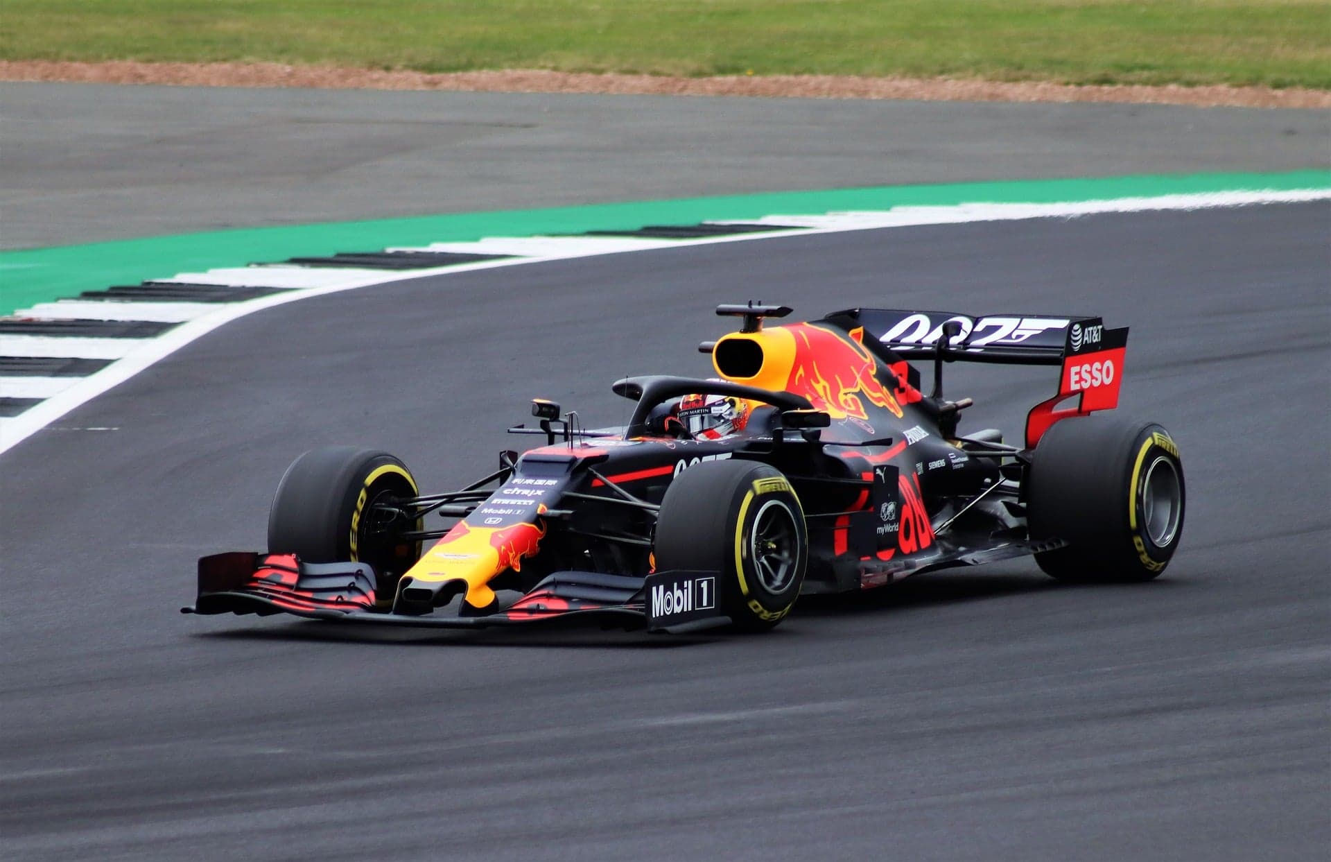 Max Verstappen zdobył swój drugi tytuł mistrza świata F1 i po raz drugi stało się to w dziwnych okolicznościach…