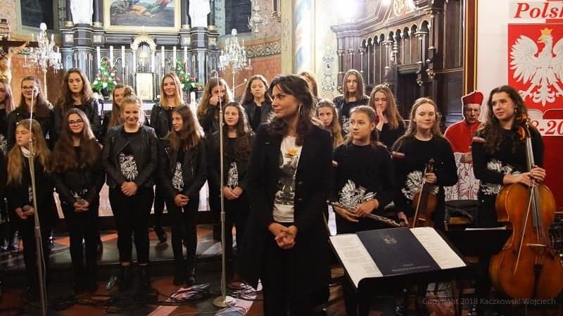 Miś – Młodzi Patrioci i Soul z Sanoka pod batutą dr Moniki Brewczak kochają Polskę śpiewem i czynem – 14.11.2022 r.