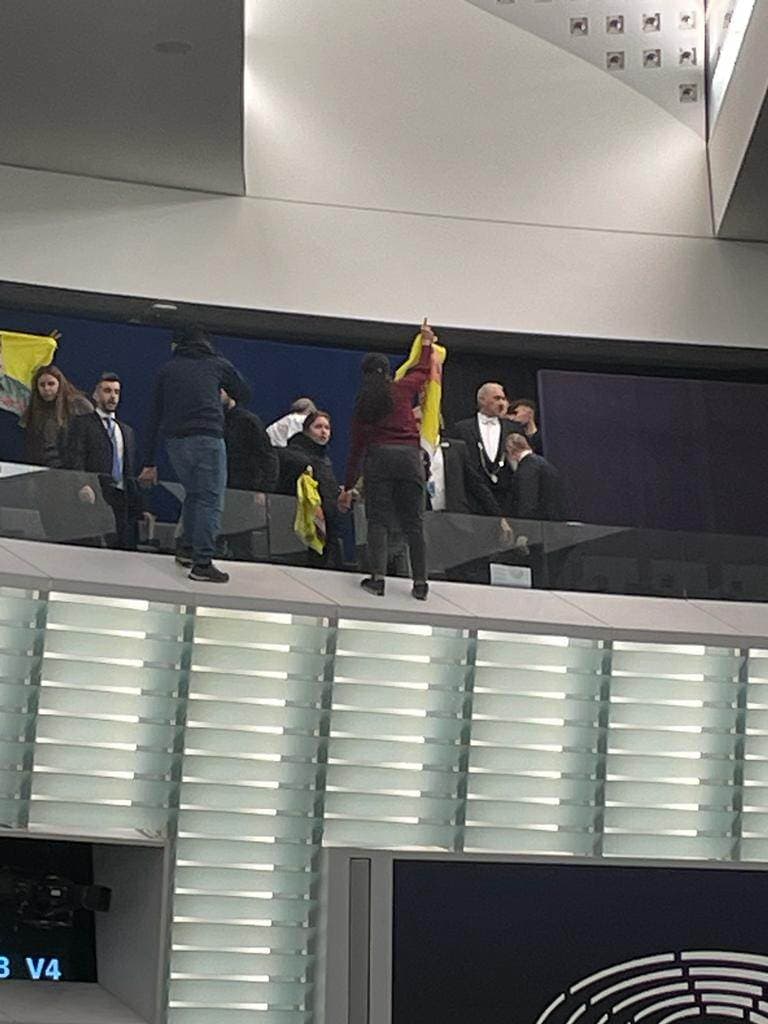 Protest Kurdów zakłócił posiedzenie PE w Strasburgu. Po 3 godzinach przerwy obrady zostały wznowione