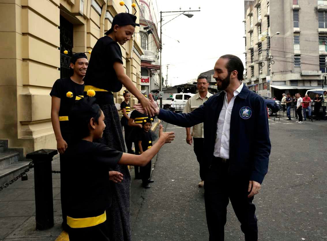 Nayib Bukele: strateg, czy szaleniec? / Nayib Bukele: un estratega o un loco?