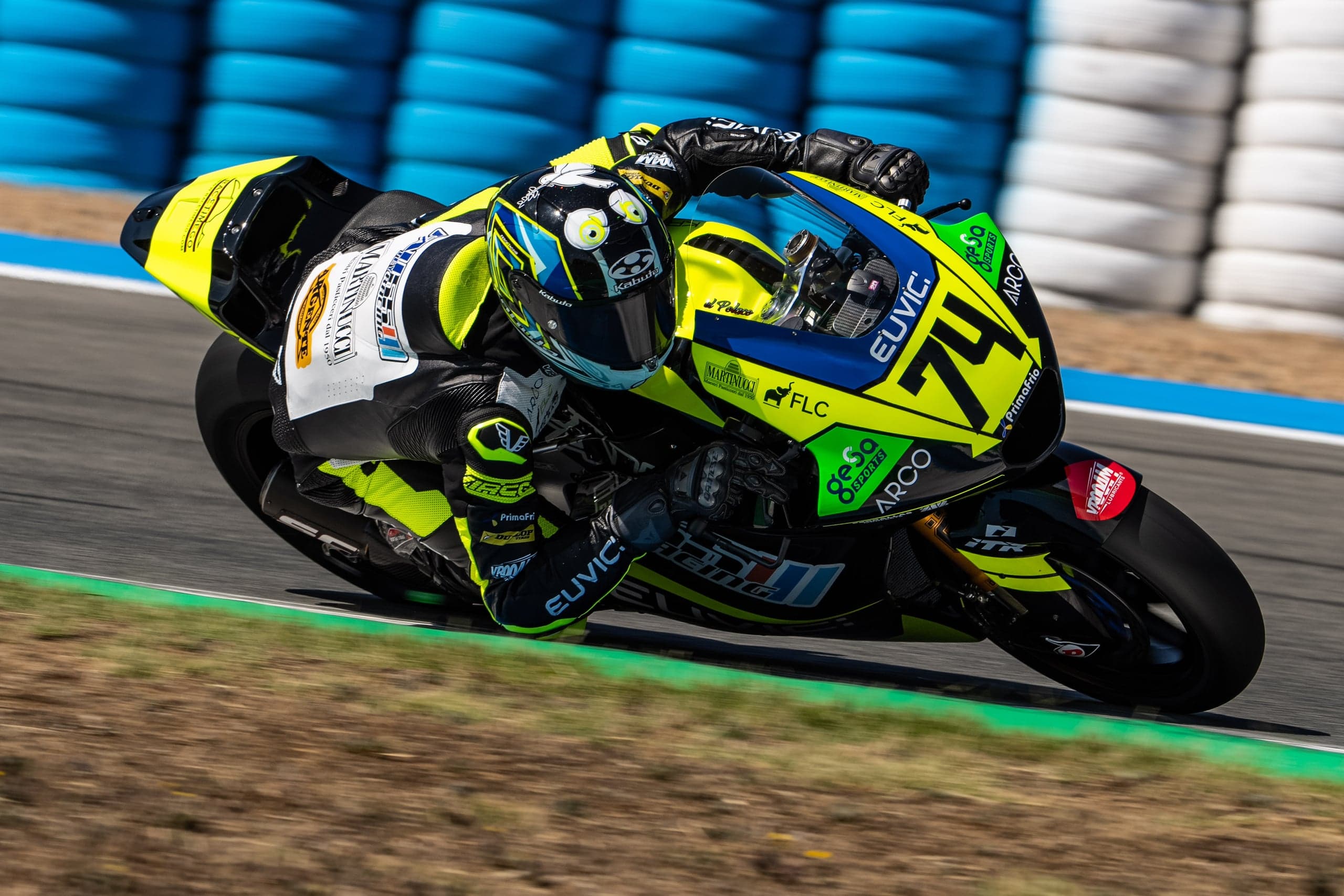 Piotr Biesiekirski szkoli adeptów jazdy torowej na motocyklu. Bywa, że „napotykają tak zwaną ścianę”
