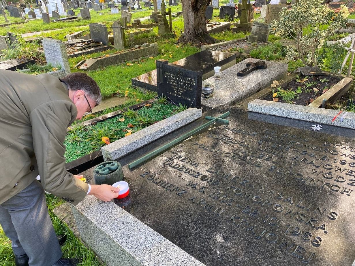Akcja sprzątania polskich grobów w Londynie. Zapalono ponad 1200 zniczy