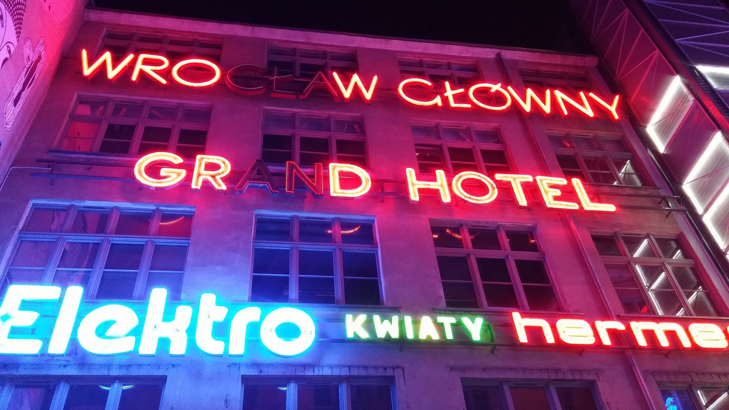 Wrocław straci jedną ze swoich atrakcji? Galeria neonów na Ruskiej – komentarz Janusza Życzkowskiego