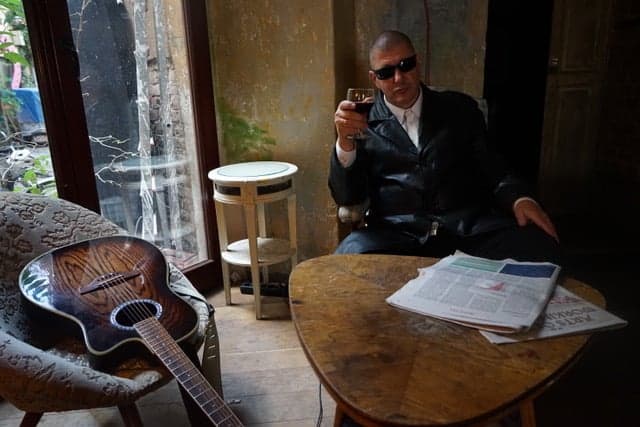 Igor Jaszczuk powraca z albumem „Blizny”. Rozmowa o poezji, muzyce, młodzieńczych nadziejach i pasji tworzenia.