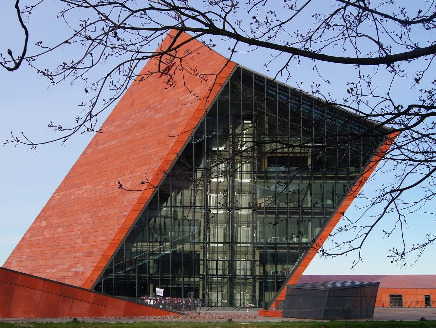 Historia, pamięć i pieniądze – ile kosztuje usuwanie patriotyzmu w Muzeum II Wojny Światowej?