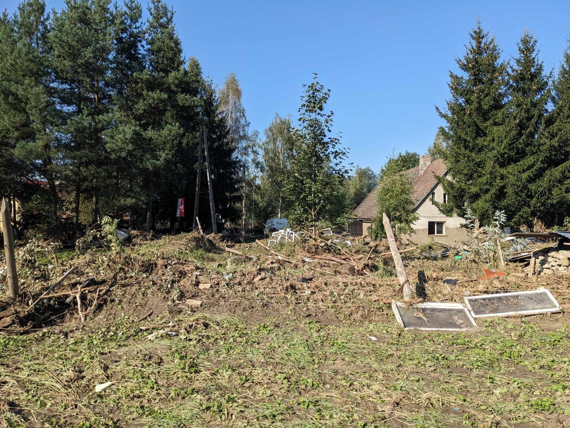 Ludzie z całej Polski przyjeżdżają do Gorzanowa pomóc w walce ze skutkami powodzi
