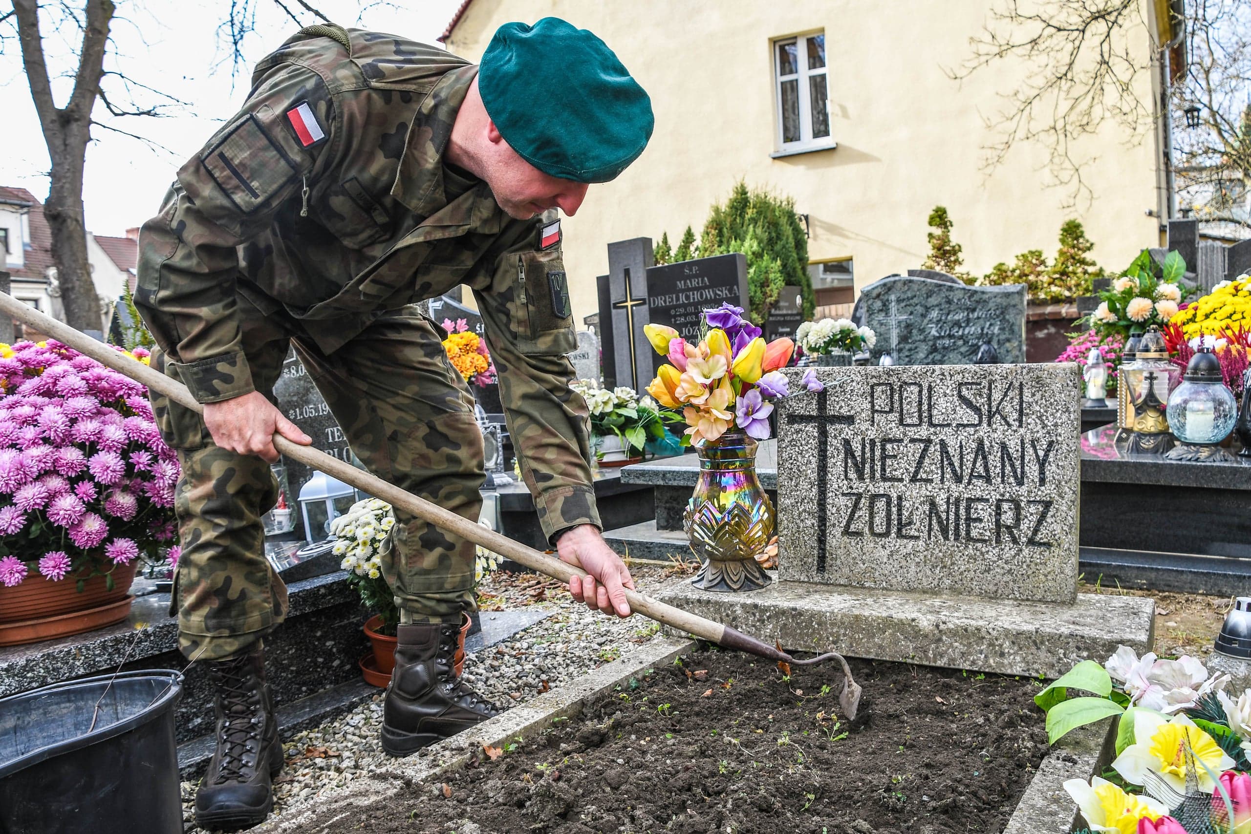 Żołnierze 10 Wrocławskiej Brygady Łączności w hołdzie poległym