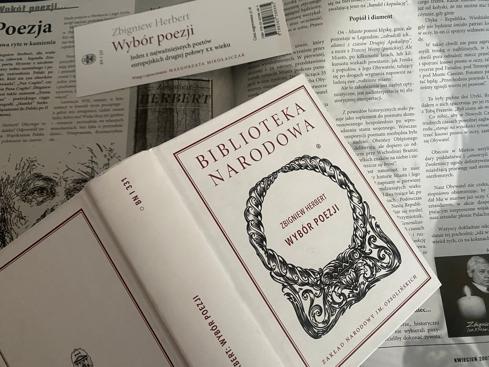 Wokół poezji Zbigniewa Herberta „Idź wyprostowany wśród tych, co na kolanach…” – refleksje Tomasza Wybranowskiego