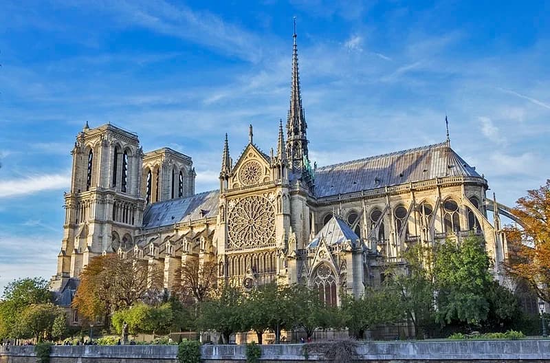 Notre Dame; Koronacja Bolesława Chrobrego; rewelacyjna biografia Tolkiena – Tygodniowy Kalejdoskop Kulturalny – 07.12.24