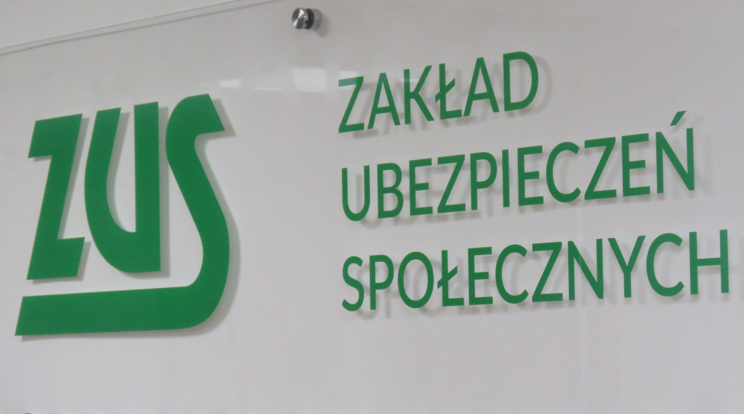 Protest pracowników ZUS. Żądają podwyższenia pensji o 1200 zł