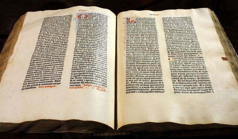 Rodzinne tradycje; Improwizujące trio; Biblia Gutenberga; Filipińska polityka – Cała Naprzód – 17.02.2025 r.