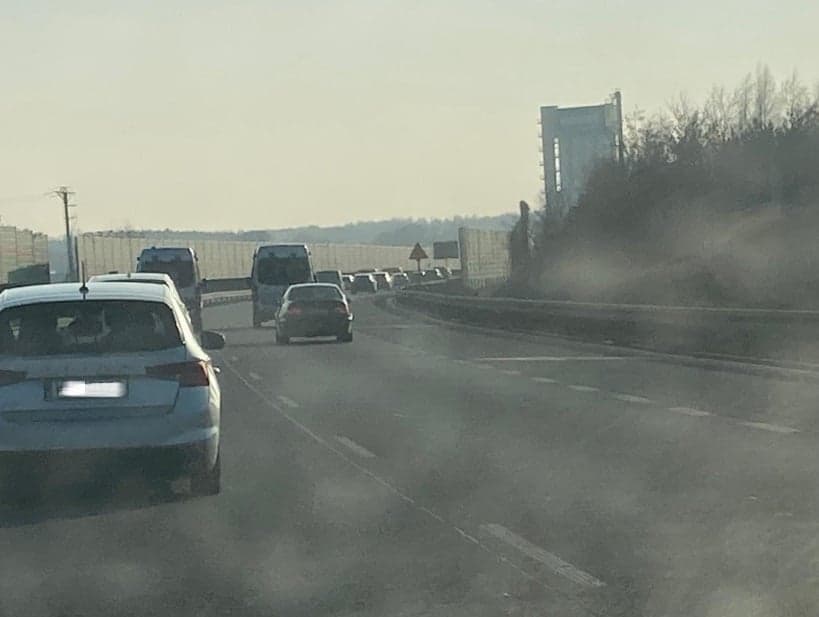 Radiowozy przez dziesiątki kilometrów spowalniały ruch na „gierkówce”. Policja nabiera wody w usta