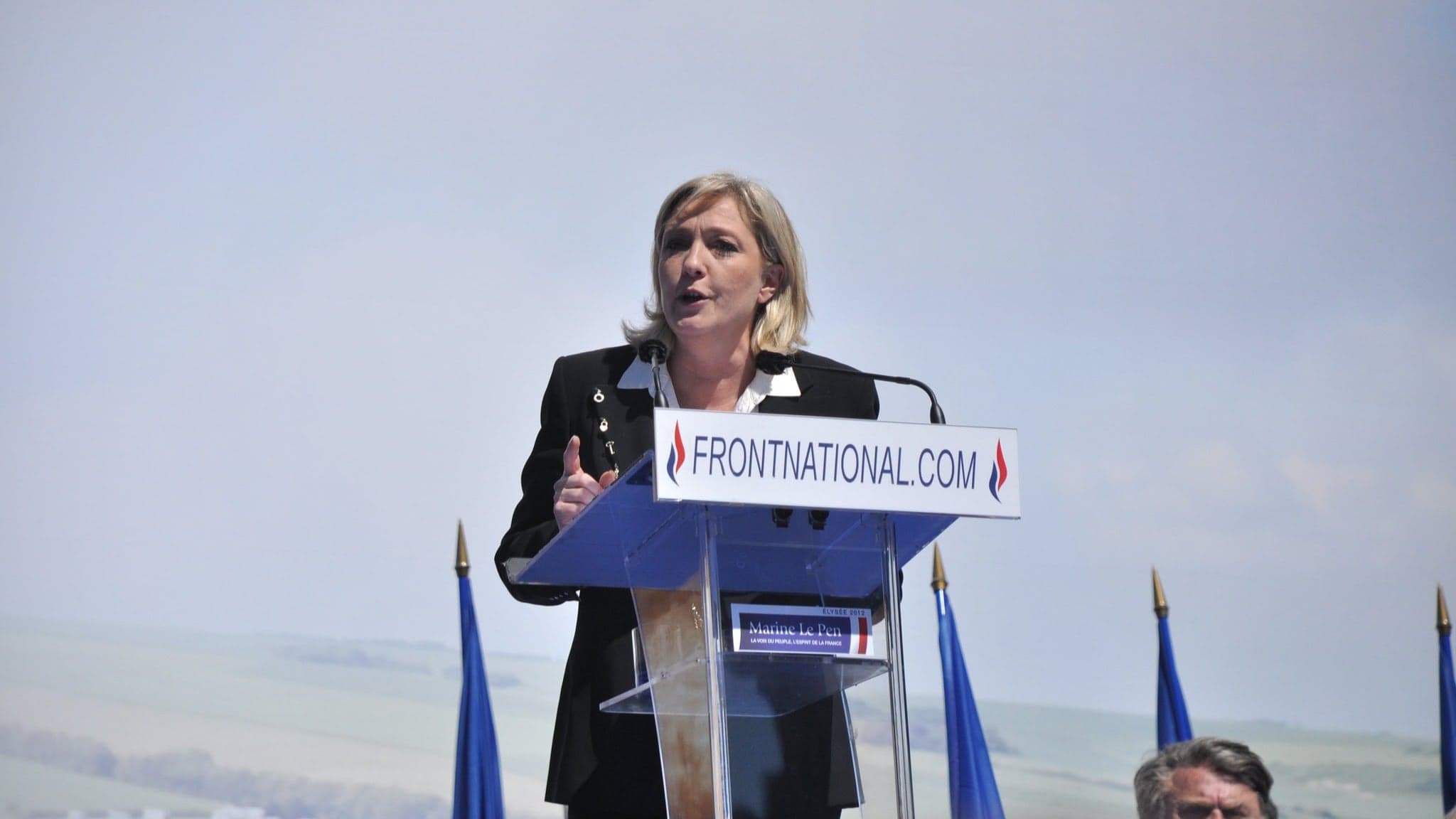Kronika Paryska: francuska hucpa, czyli o co chodzi w sprawie Marine Le Pen