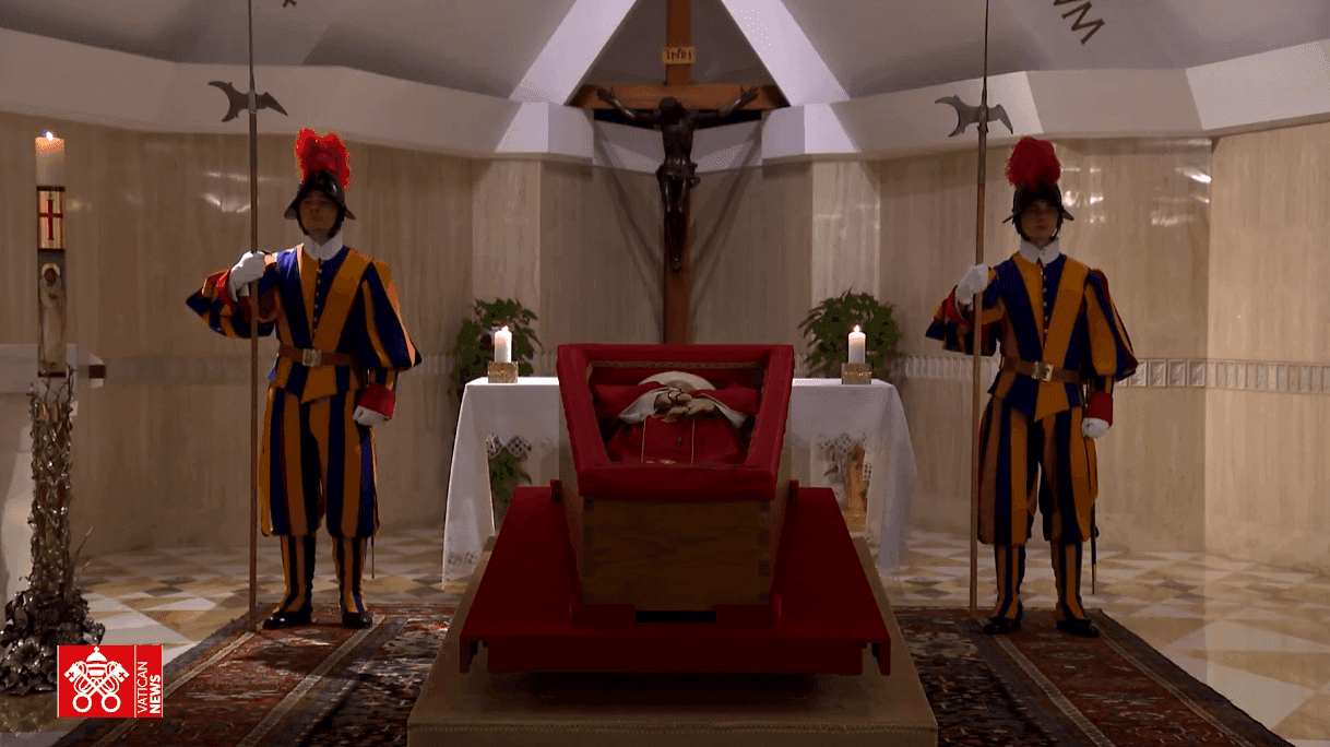Ciało papieża Franciszka w kaplicy Domu św. Marty