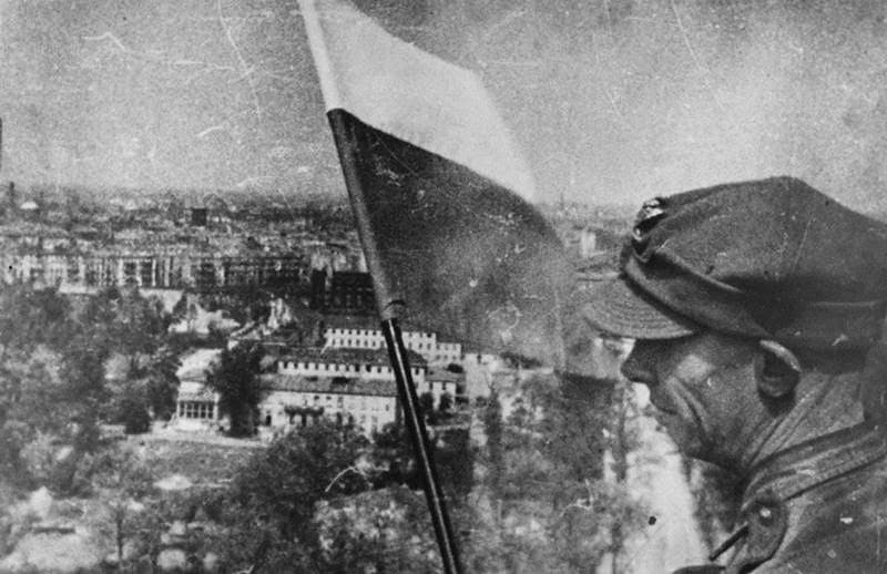 Zwycięstwo zapomniane? 80 lat później – pamięć, która drażni Zderzenie dwóch totalitaryzmów.