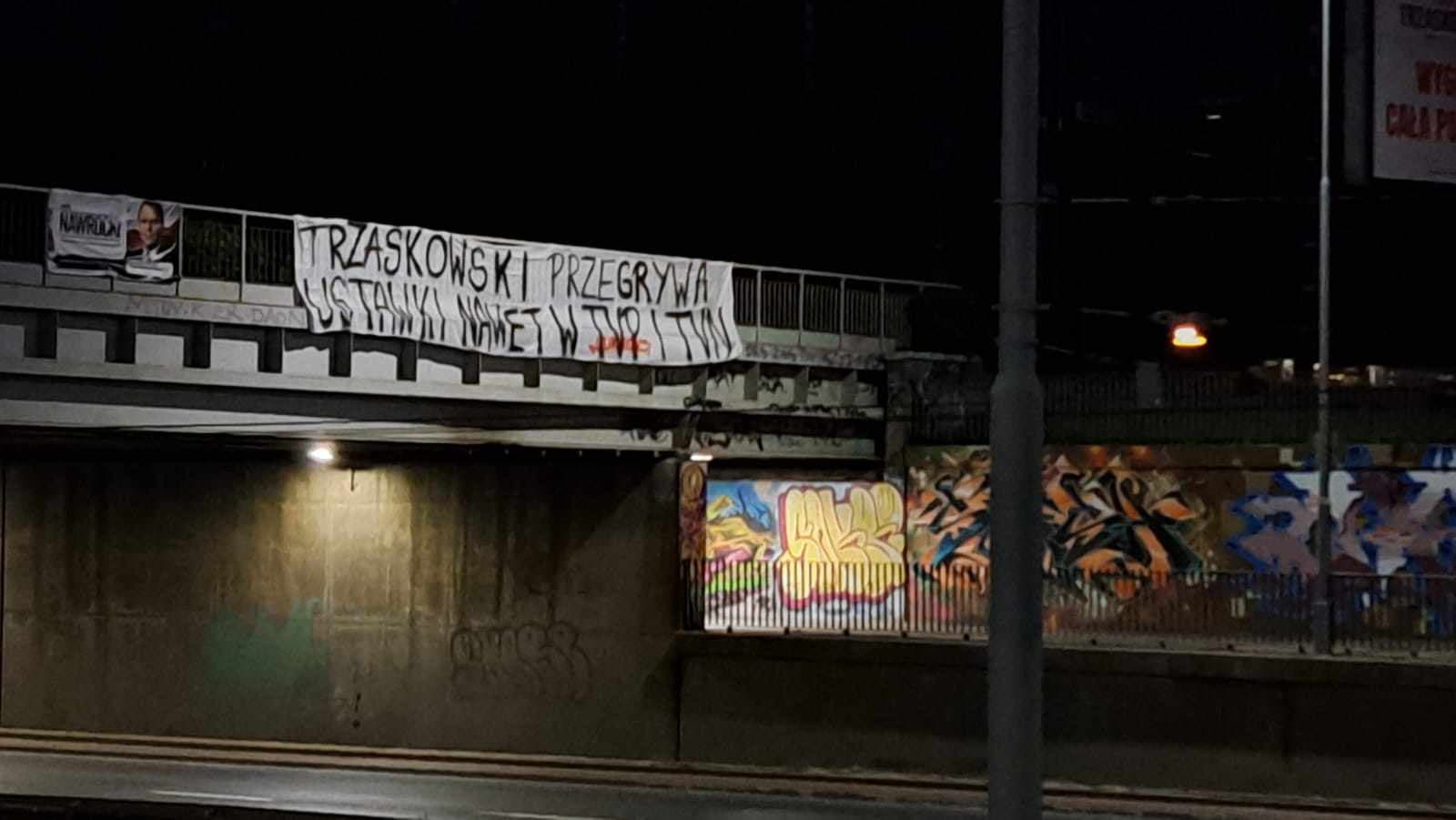 Poznań: banery zniechęcające do głosowania na Trzaskowskiego w mateczniku KO