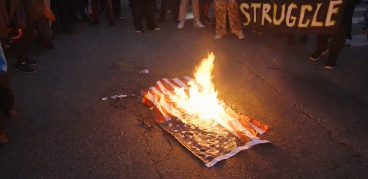 Zamieszki w Los Angeles. Demonstranci palą flagi USA i eksponują meksykańskie. „Przypominają się protesty BLM”