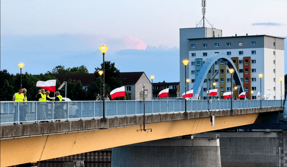 Niemcy kazali zdjąć banery ROG z mostu w Słubicach. Polacy odpowiedzieli flagami… w rocznicę bitwy pod Grunwaldem