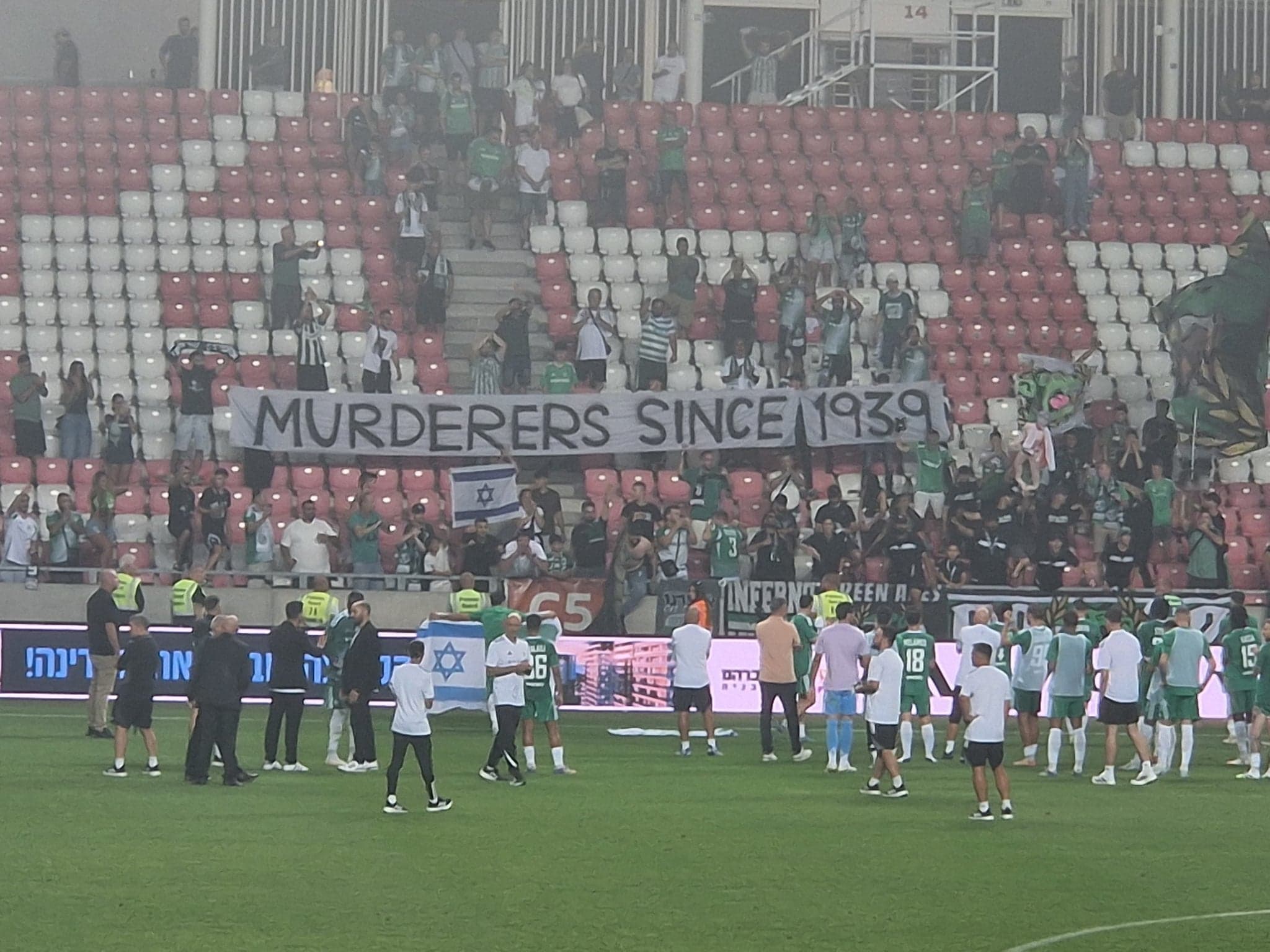 Wojna na transparenty między kibicami z Polski i Izraela. Mariusz Rajek: UEFA po raz kolejny pokazuje swoją bezradność