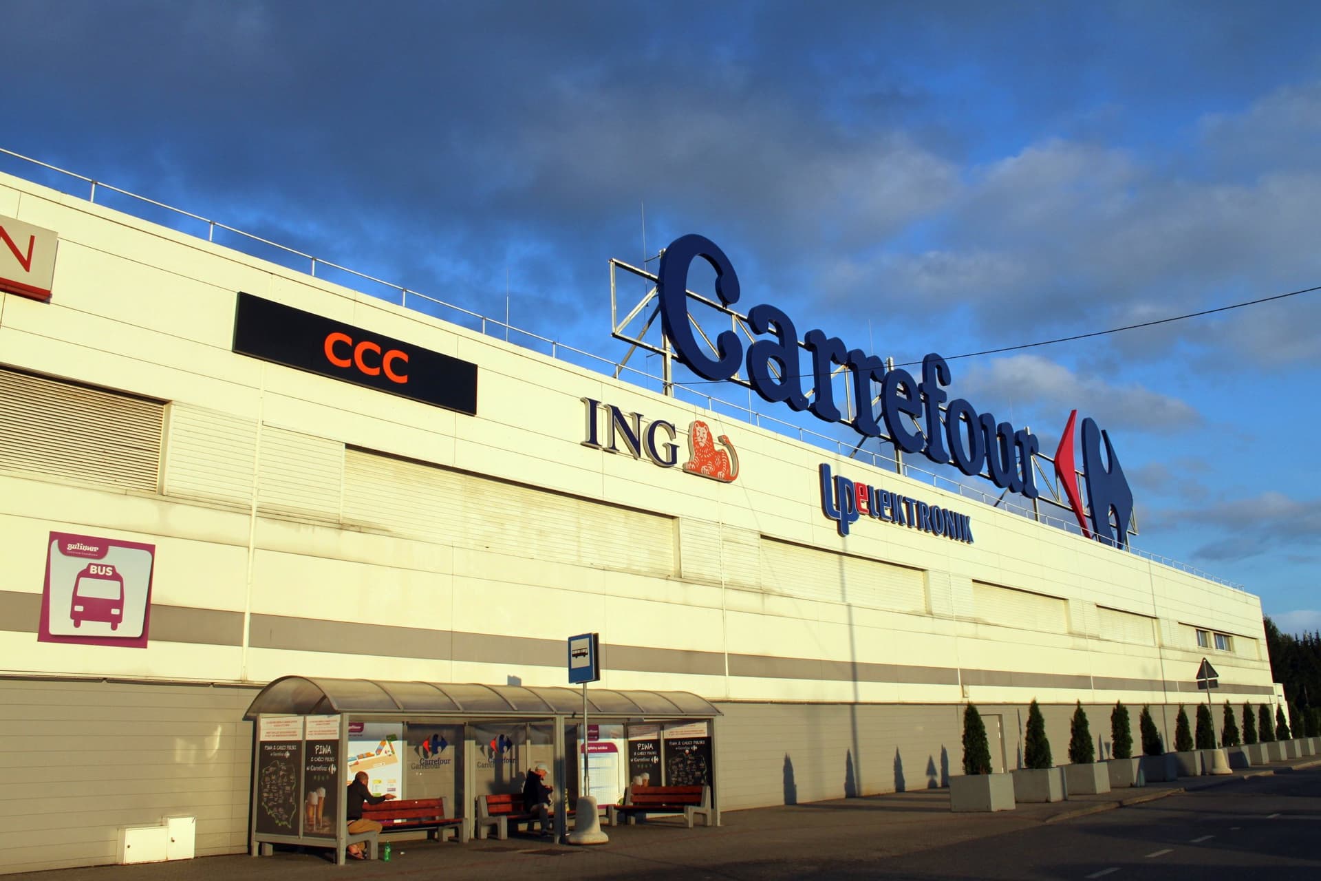 Carrefour wycofuje się z Polski. Na jego miejsce zamiast Polaków wejdą Ukraińcy?