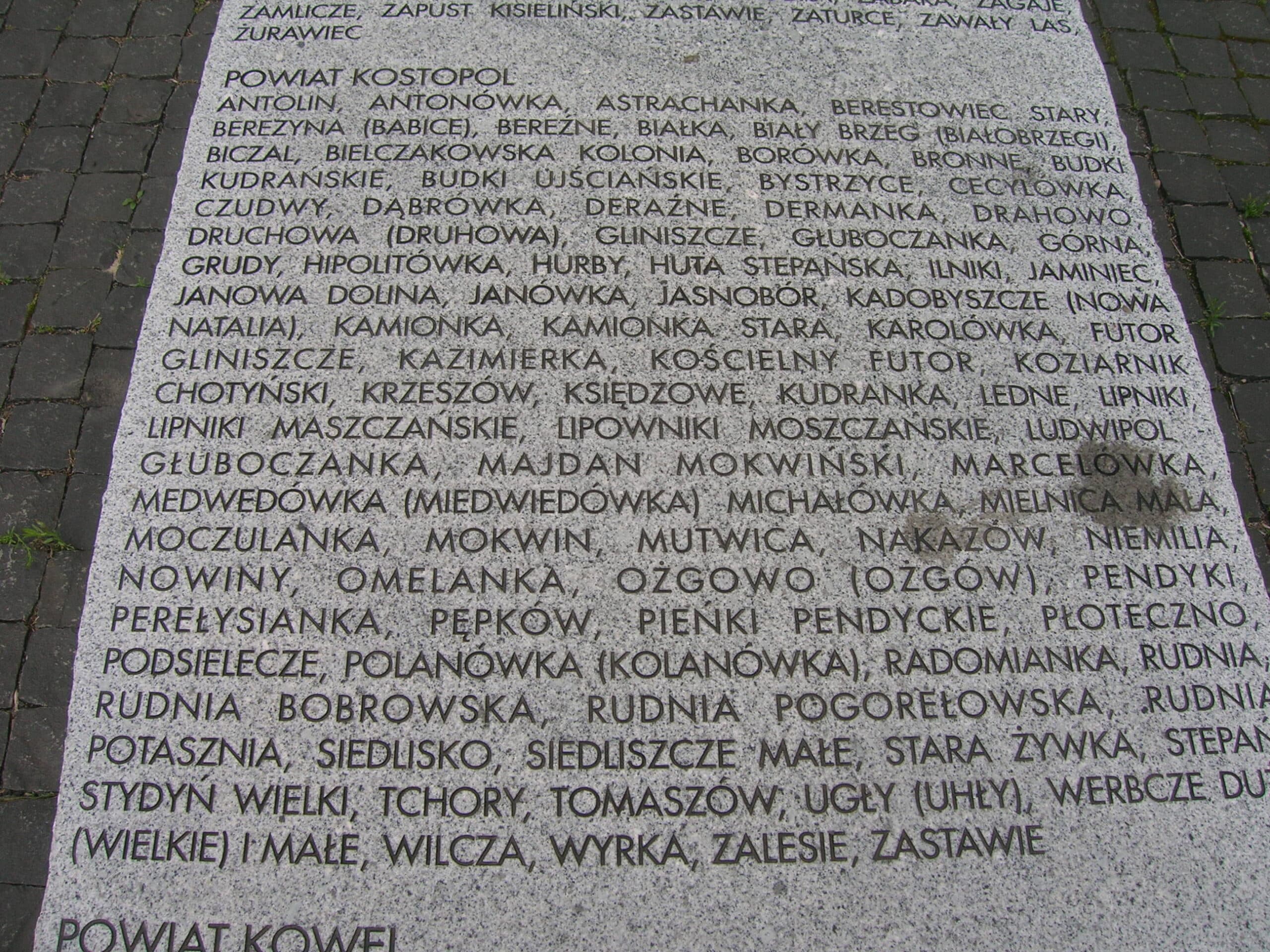 Ekshumacje w Ugłach coraz bliżej. Spór o patronat i medialne kontrowersje