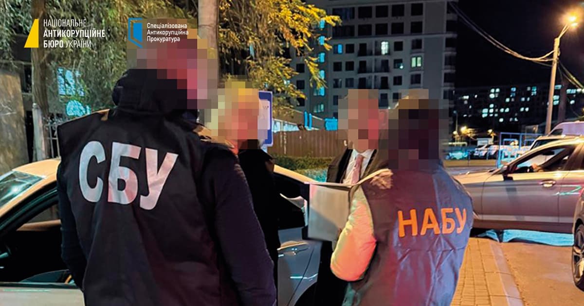 Zmęczył się, bo musiał dźwigać miliony dolarów w torbie. Korupcja na Ukrainie