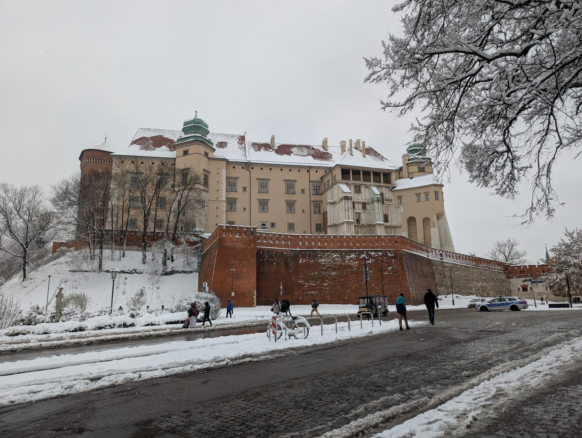 Afera o wysłanie ucznia do fryzjera. Zawieszony dyrektor XLIV LO w Krakowie mówi o bezprawiu