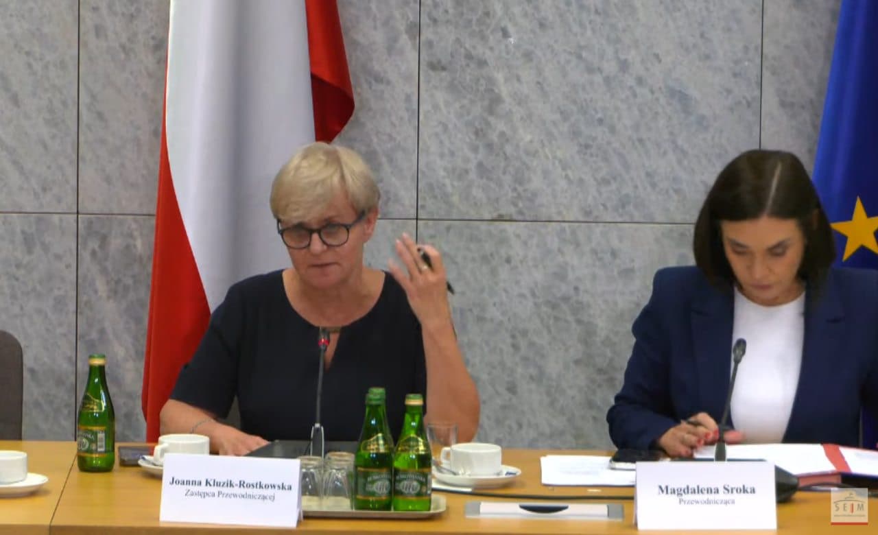 „My nie rozumiemy, o co my pytamy”. Mikrofon demaskuje Kluzik-Rostkowską [WIDEO]
