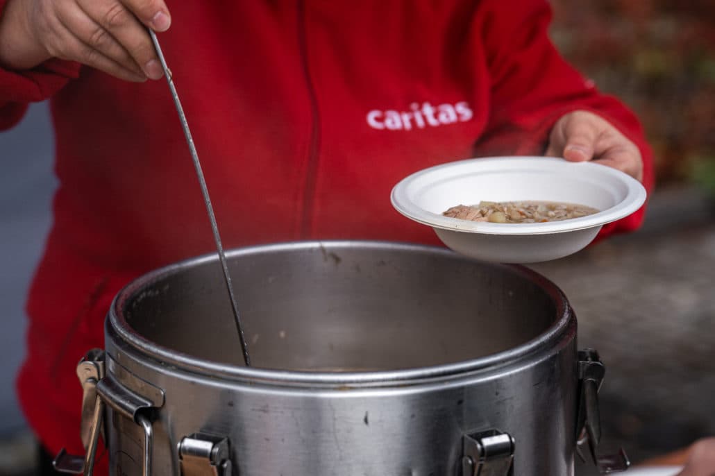 Caritas alarmuje: bezdomność rośnie, seniorzy nie mają na leki