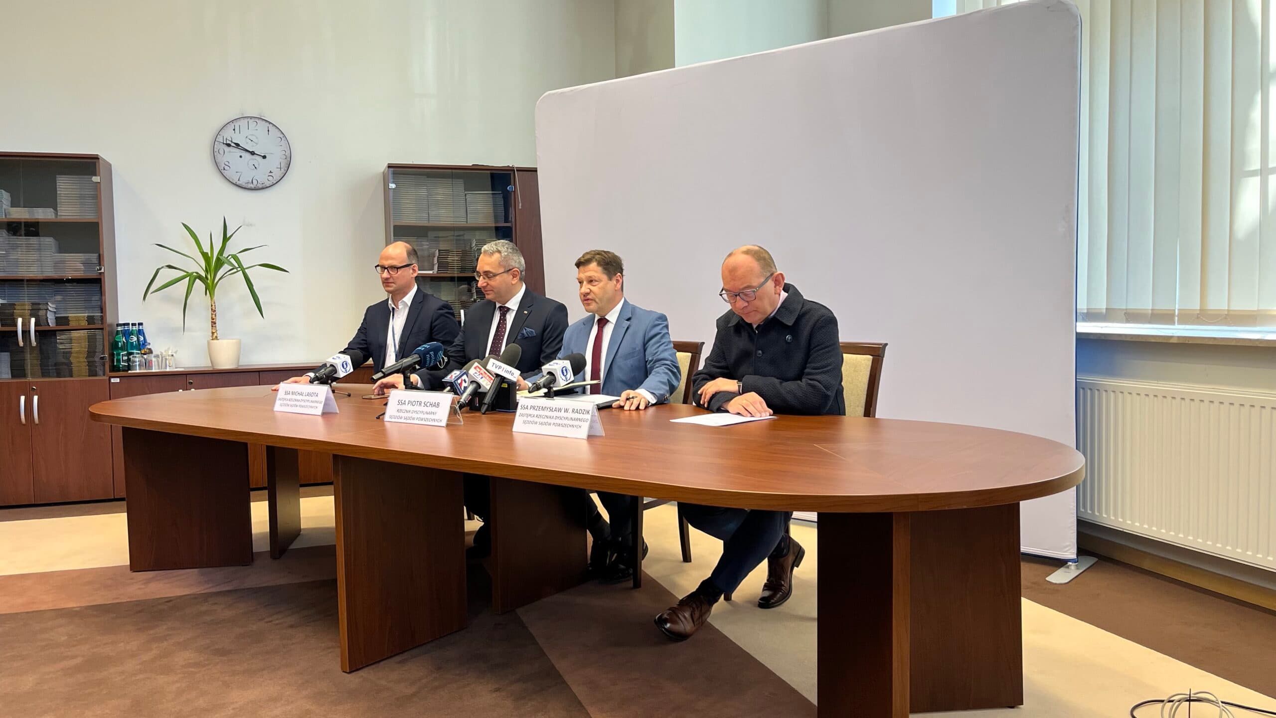Najście na KRS nie przestraszyło Przemysława Radzika. Stawia kolejne zarzuty dyscyplinarne w sprawie zamachu stanu
