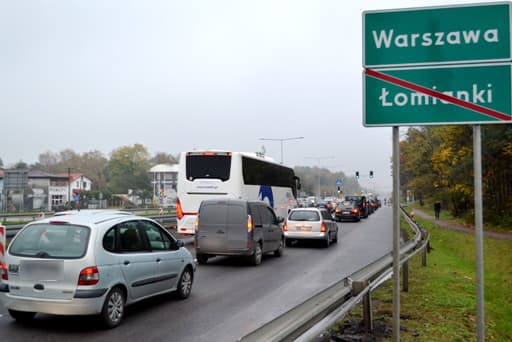 Komunikacyjna katastrofa pod Warszawą. Mieszkańcy Łomianek domagają się natychmiastowych zmian