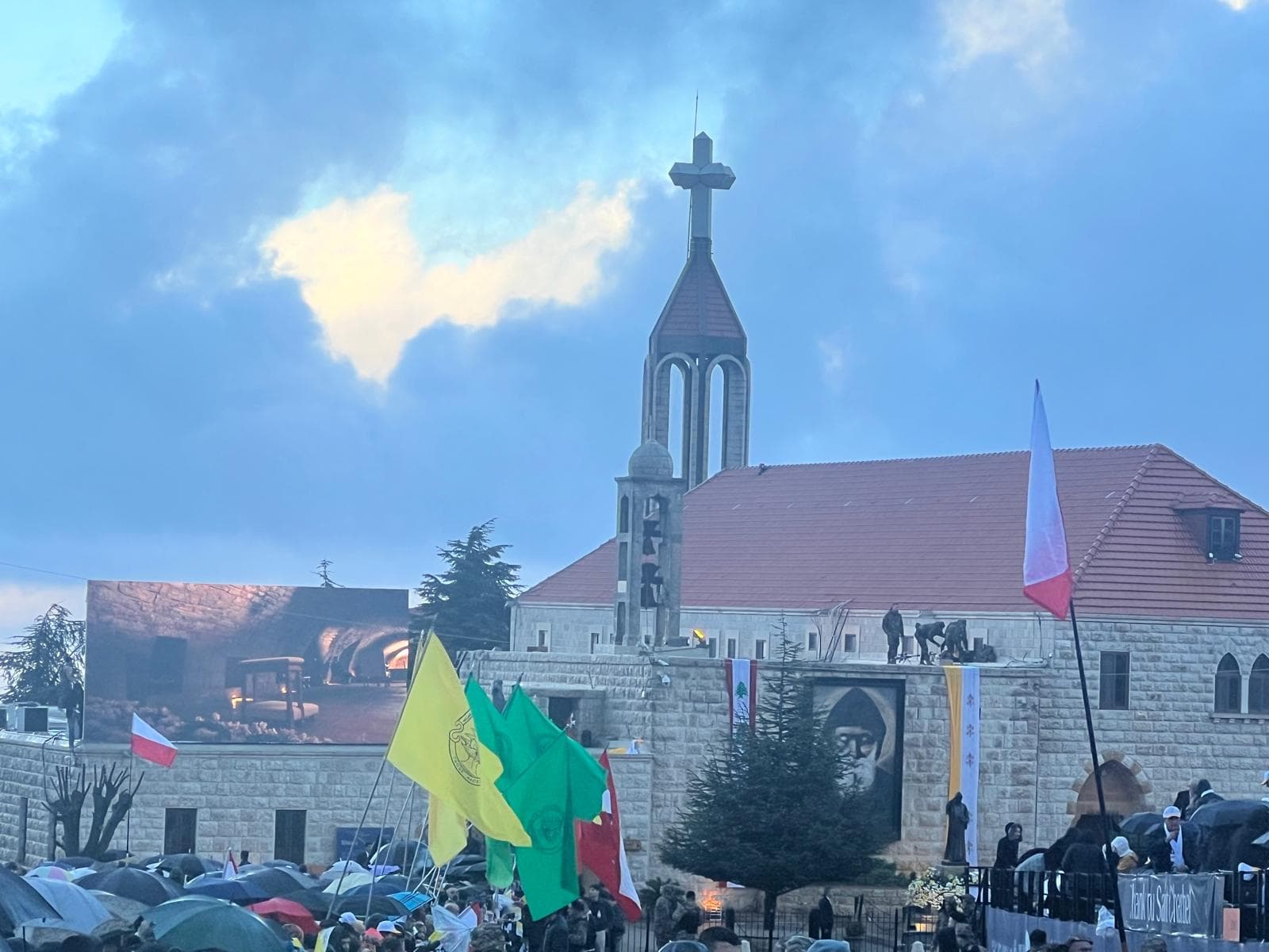 Leon XIV w Libanie. Gorące powitanie i tłumy wiernych w sanktuarium św. Charbela