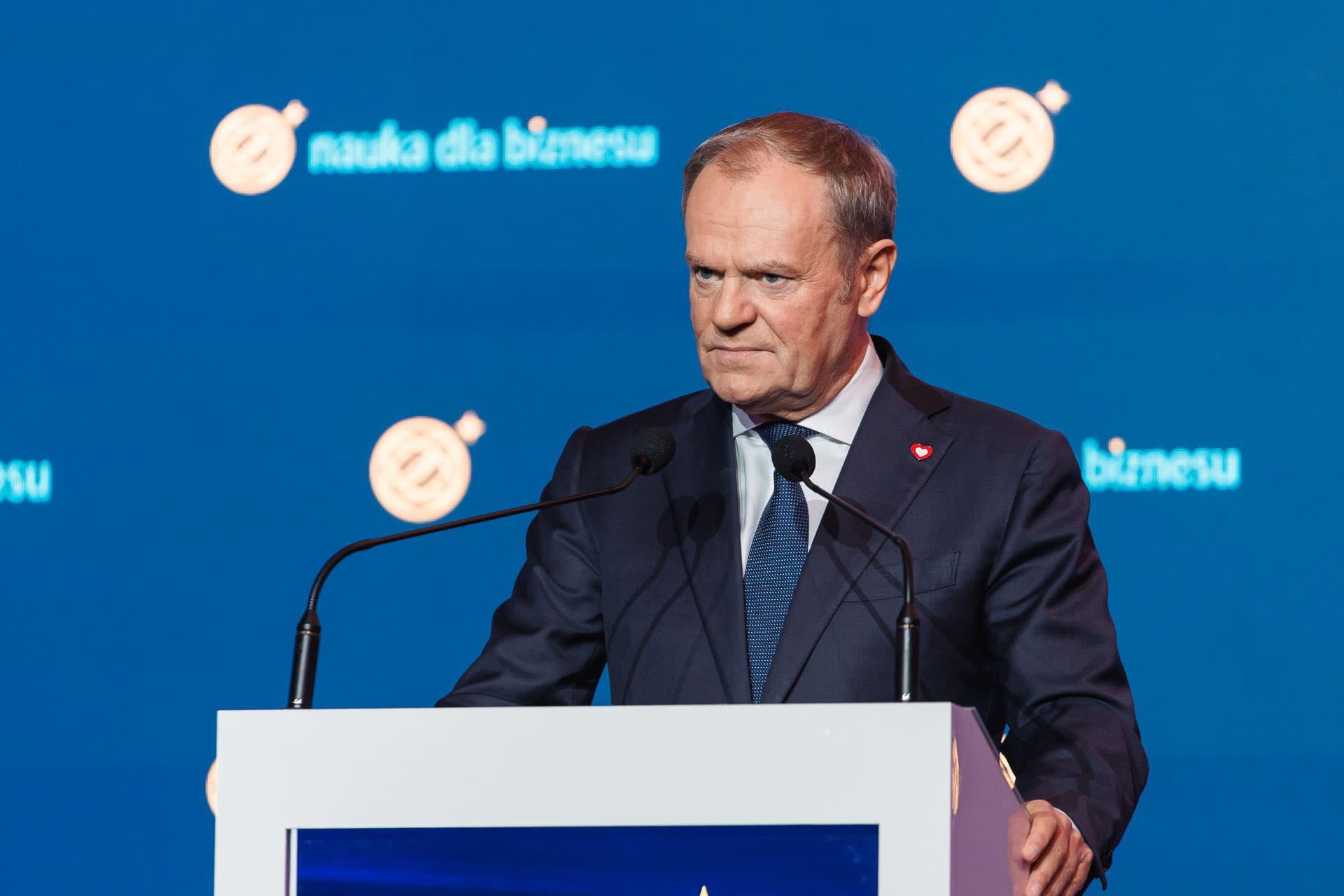 Donald Tusk dopiął SAFE mimo weta prezydenta. „Elektorat widzi sprawczość”