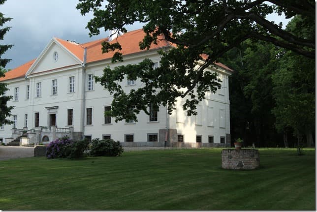 Wkoło gazonu: Pałac Nakomiady i manufaktura ceramiki