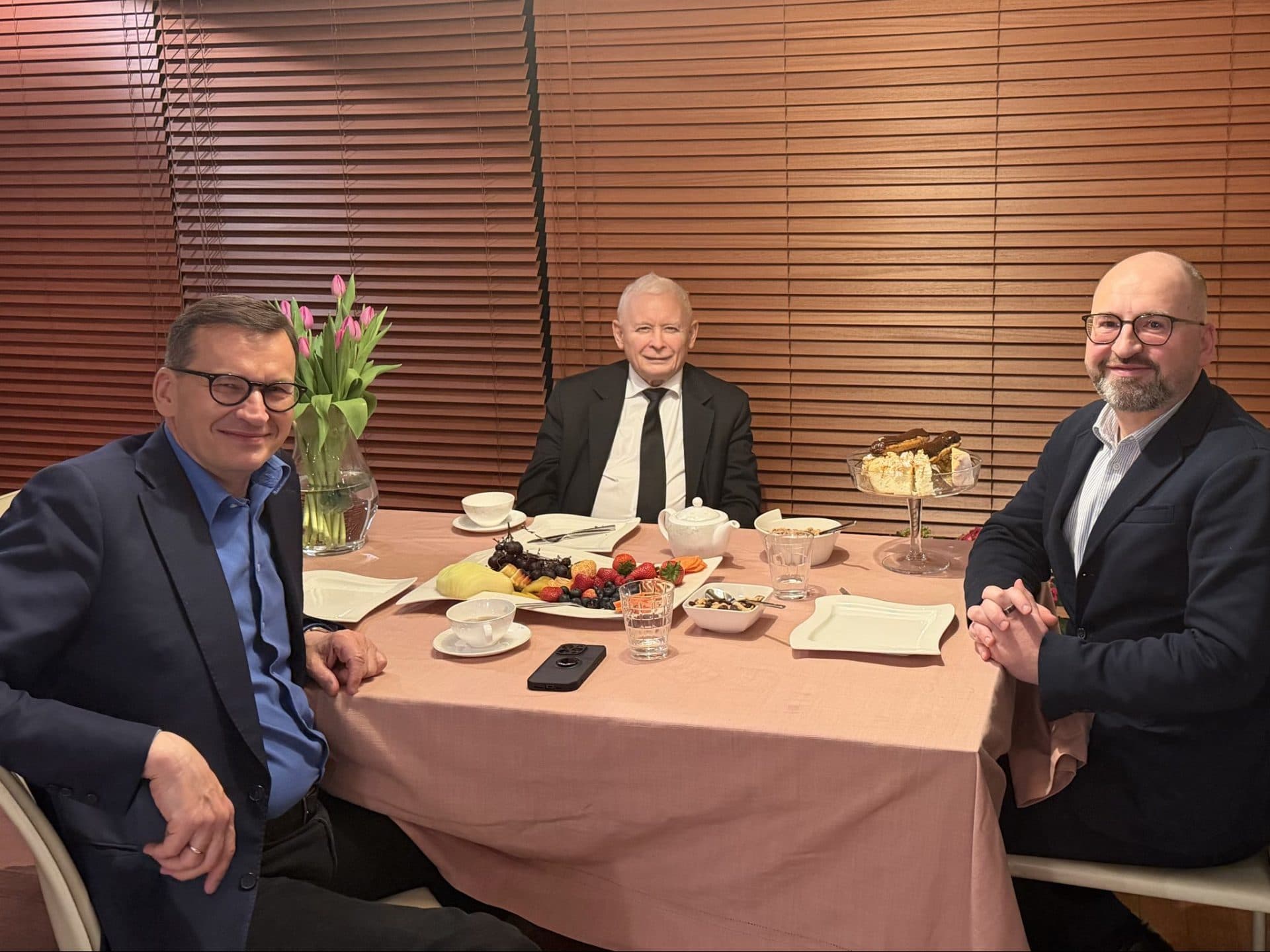 „Koniec wojny w PiS” i znaczenie porozumienia Kaczyński–Morawiecki