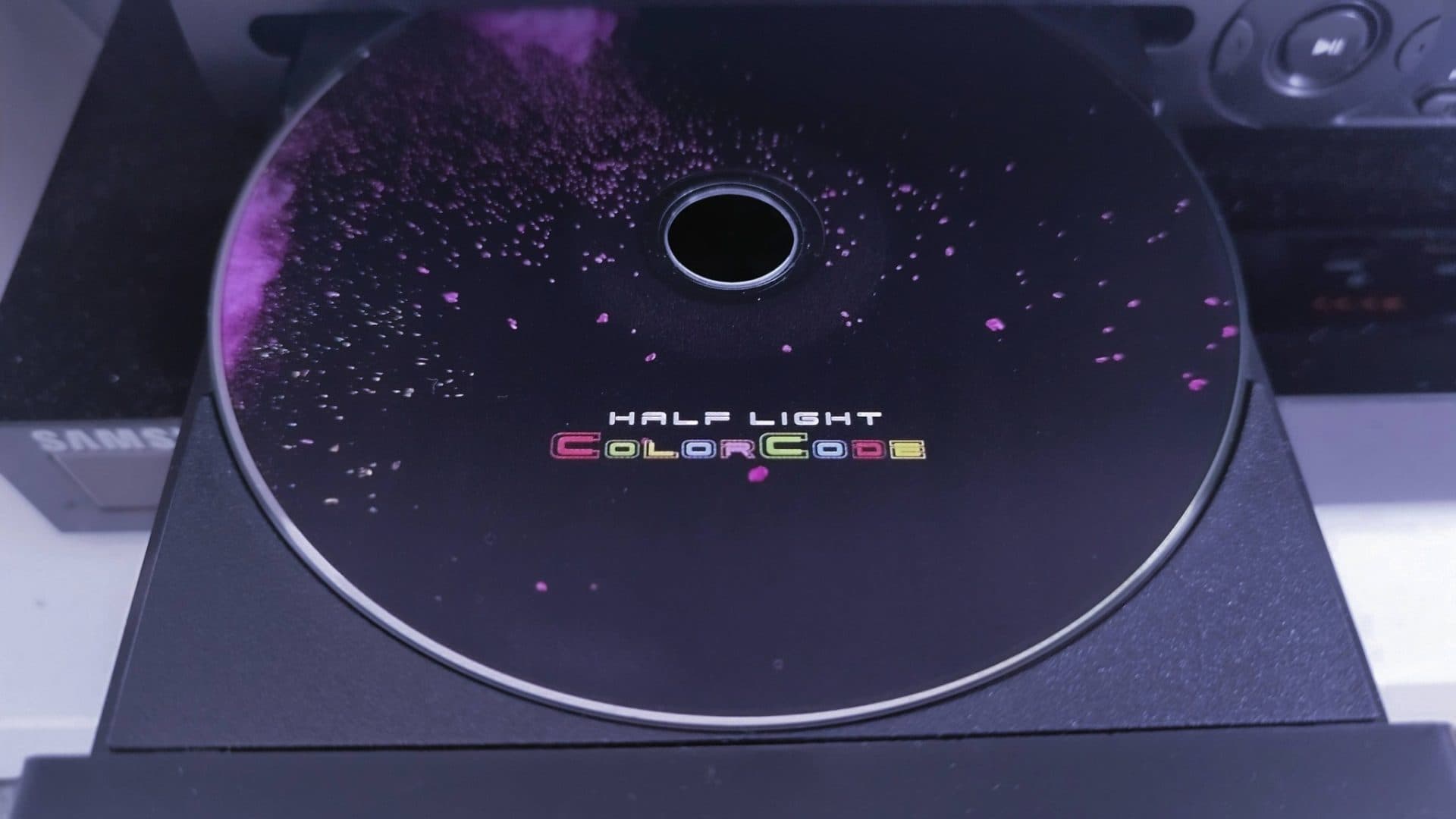 O poezji Krzysztofa Janiszewskiego, drodze zespołu Half Light i majestatycznej dojrzałości albumu „ColorCode”.
