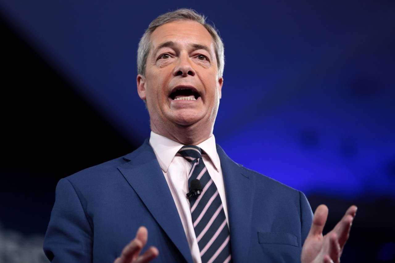 Skandal wokół Nigela Farage’a i pojedynczy pojedynki z „człowiekiem-koszem”
