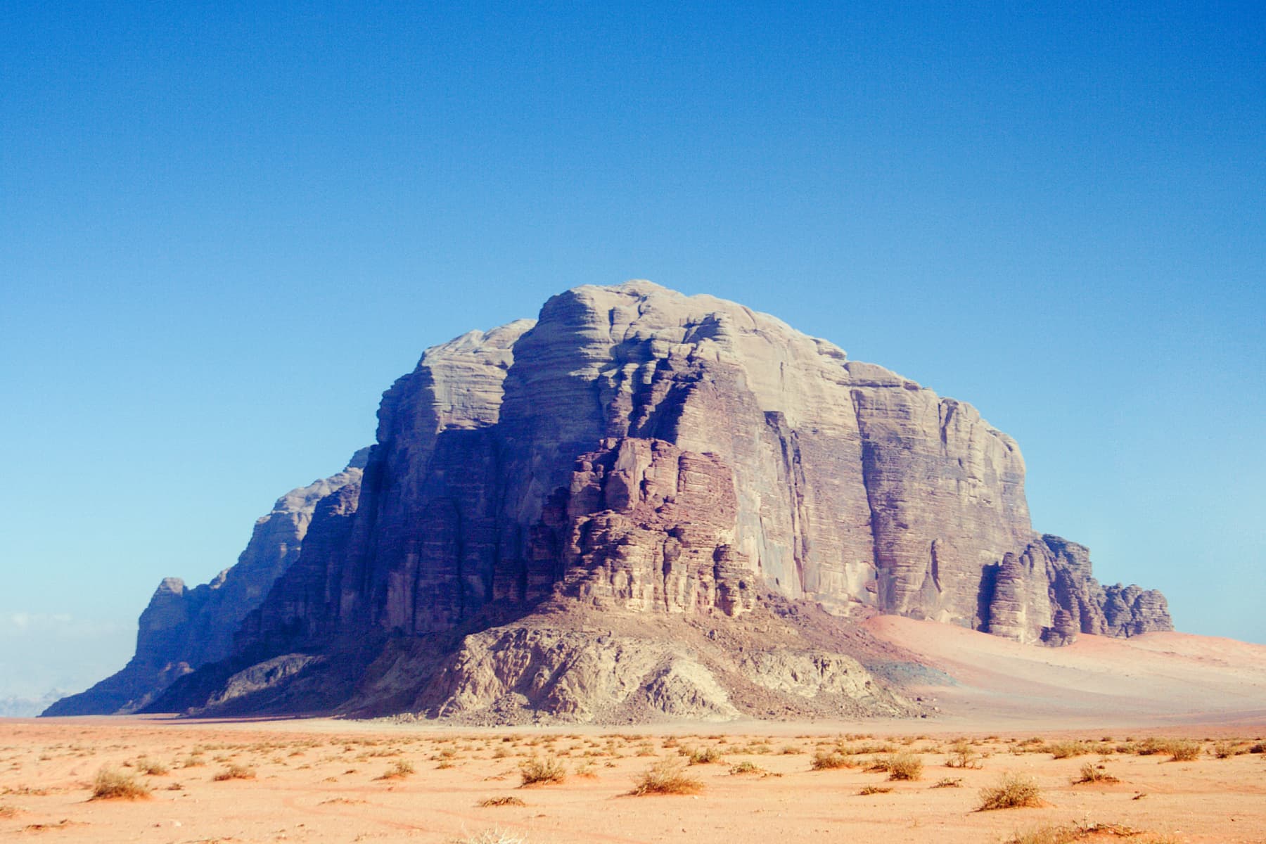 Wadi Rum. Pustynia z „Gwiezdnych wojen” i „Marsjanina”. Dlaczego filmowcy pokochali to miejsce?