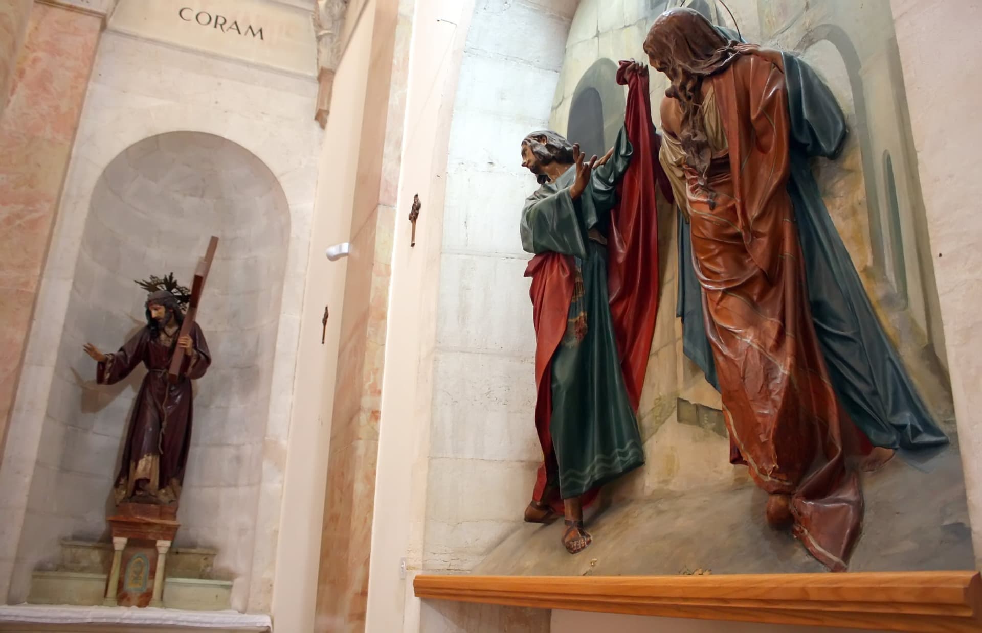 Stacja II – Jezus obarczony krzyżem