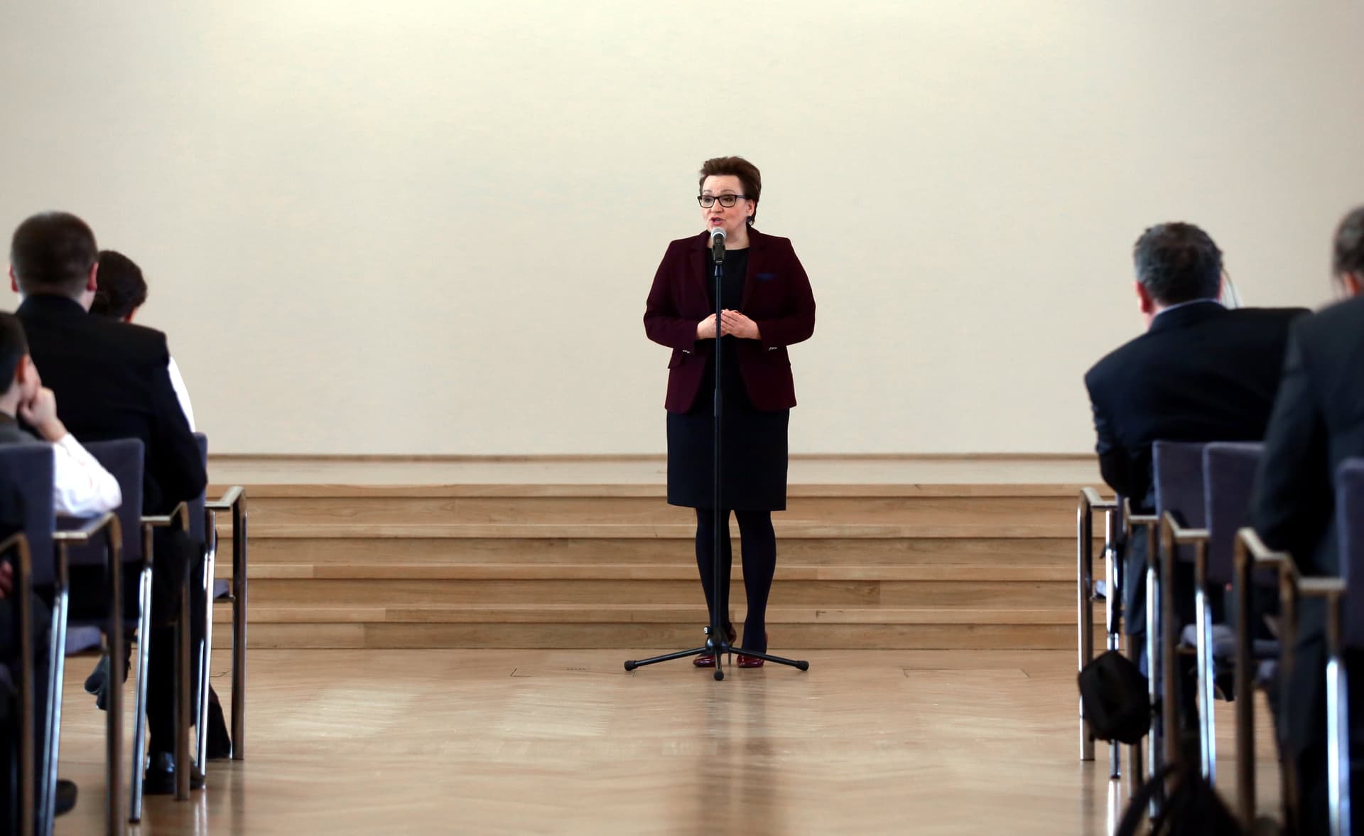 Anna Zalewska Minister Edukacji Narodowej podpisała nową podstawę programową dla ośmioletniej szkoły podstawowej