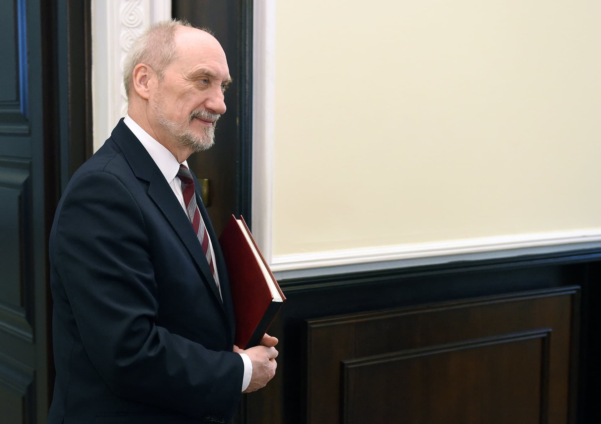 Szef MON: Premier Donald Tusk zawarł z Putinem nielegalną umowę na szkodę Polski i za to powinien odpowiadać przed sądem