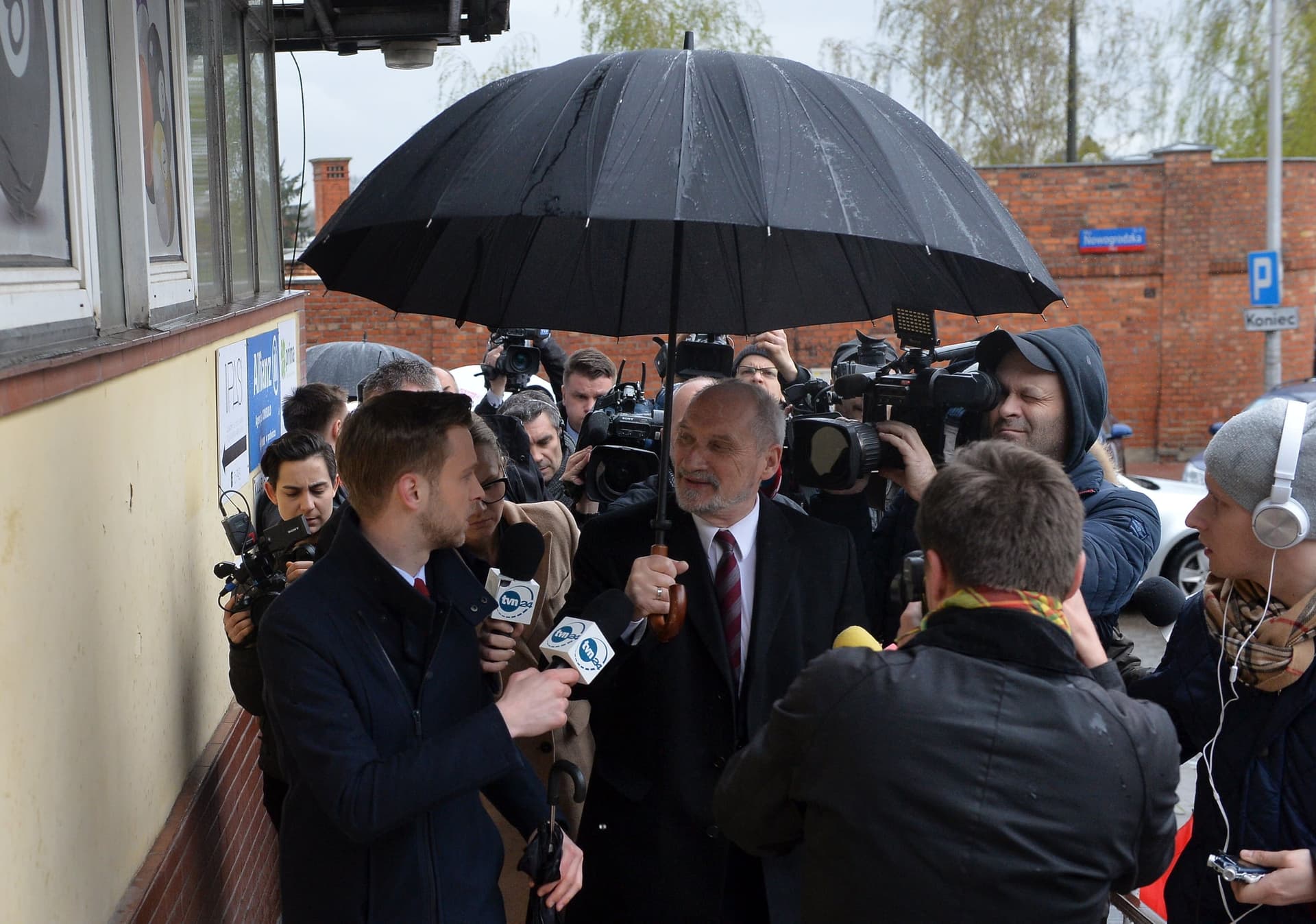 Bartłomiej Misiewicz po przesłuchaniu na Nowogrodzkiej rezygnuje z członkostwa w Prawie i Sprawiedliwości