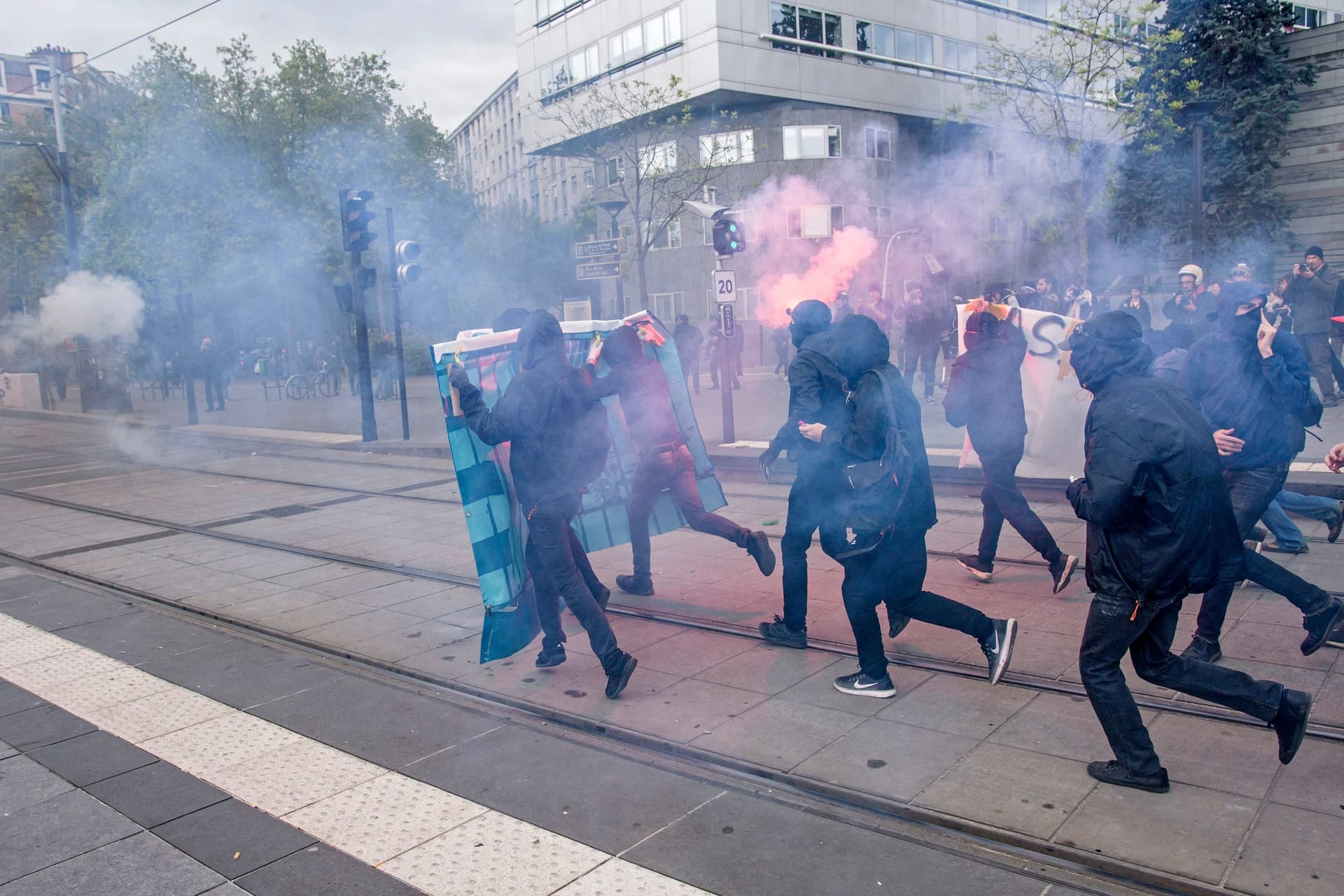 Paryż: Marsz przeciwników Frontu Narodowego i kandydatury Marine le Pen na prezydenta. Doszło do starć z policją