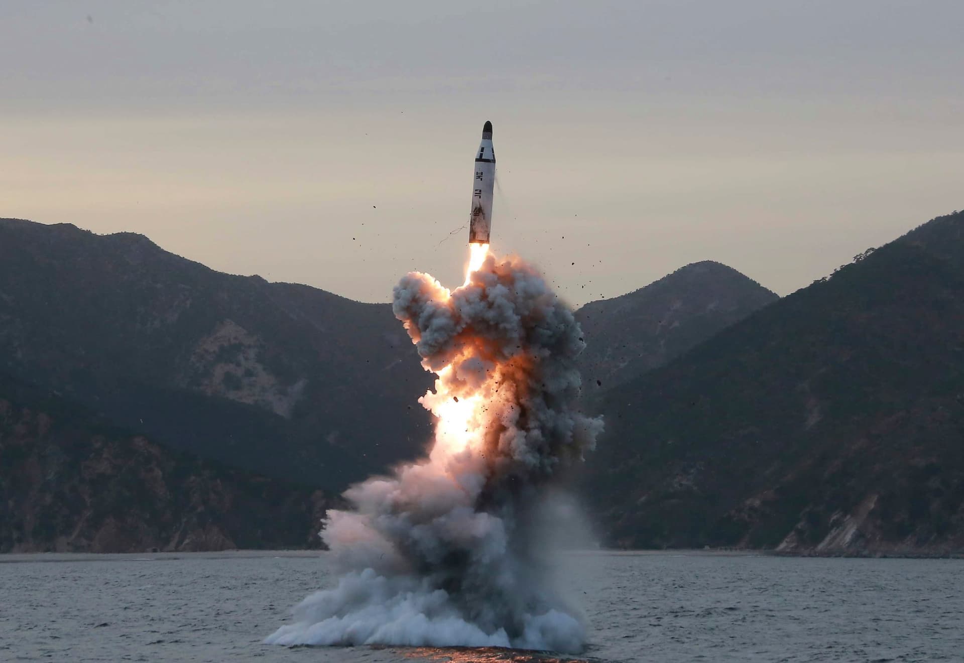 Korea Północna przeprowadziła kolejny test rakiety balistycznej. Pocisk, jak poprzednio, eksplodował wkrótce po starcie