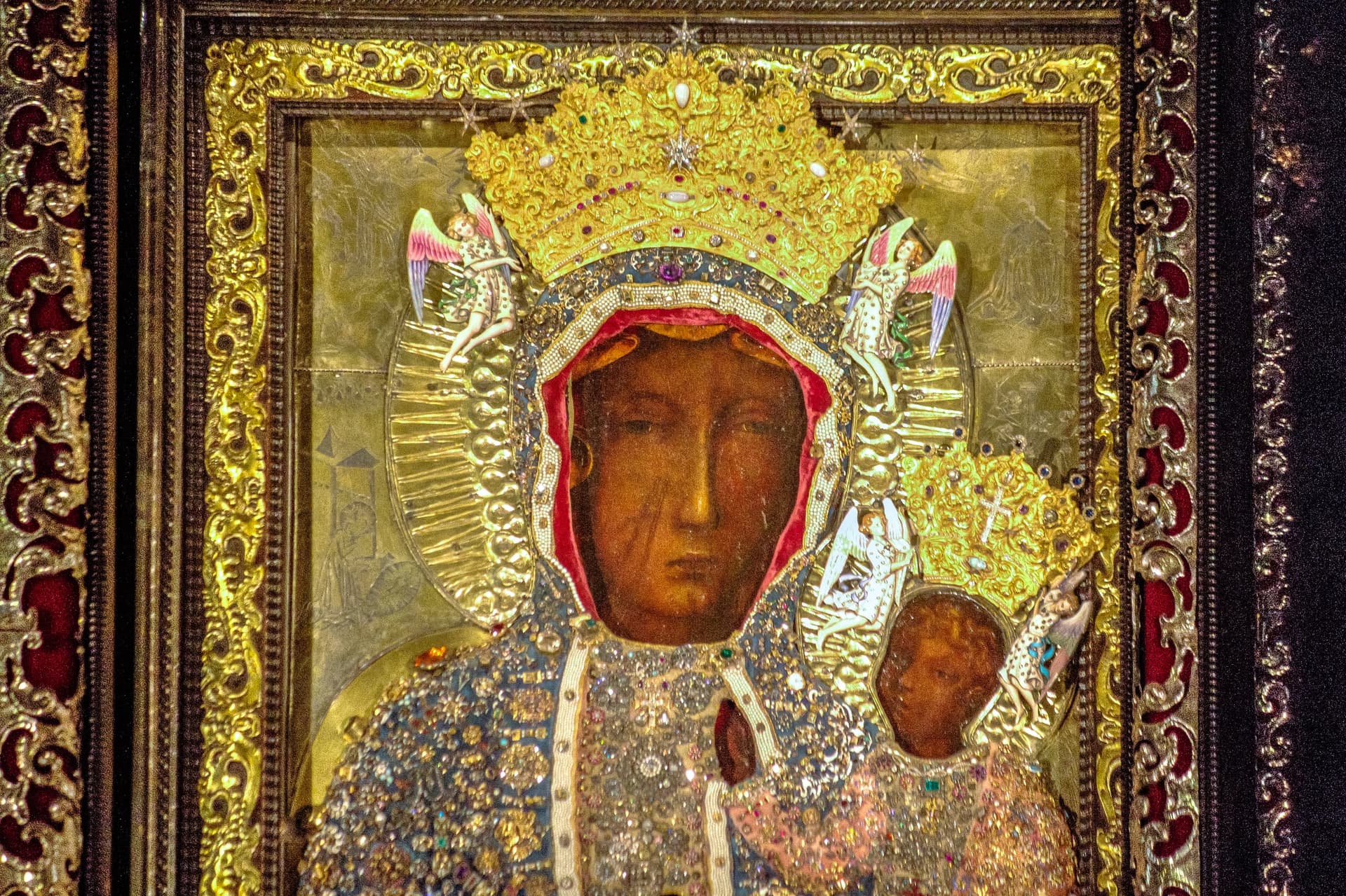 Obok krzyża Jezusa stały: Matka Jego i siostra Matki Jego, Maria, żona Kleofasa, i Maria Magdalena