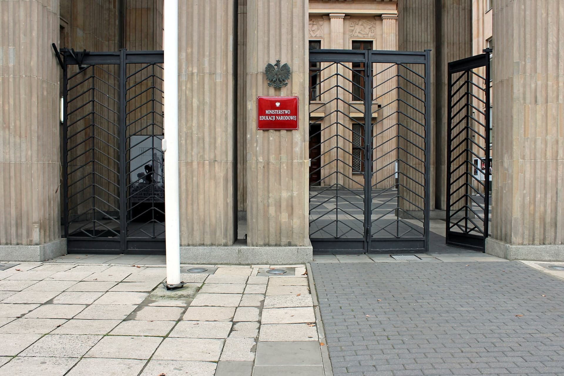 MEN: Wstrzymywanie wydawania świadectw szkolnych z powodu nieuiszczenia opłat jest niezgodne z prawem