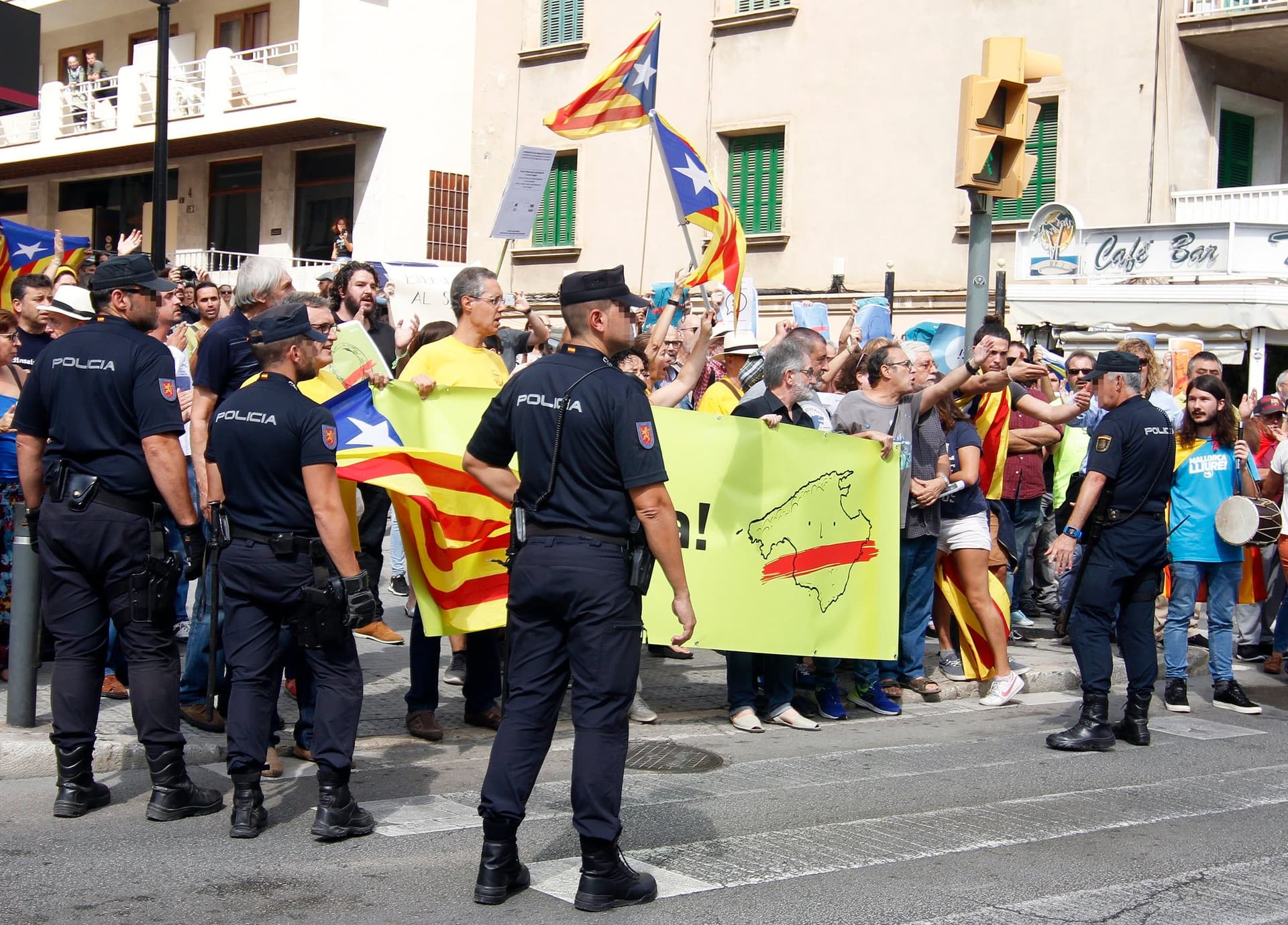 Trzeci dzień protestów w Barcelonie – przybywają nowe kontyngenty policji