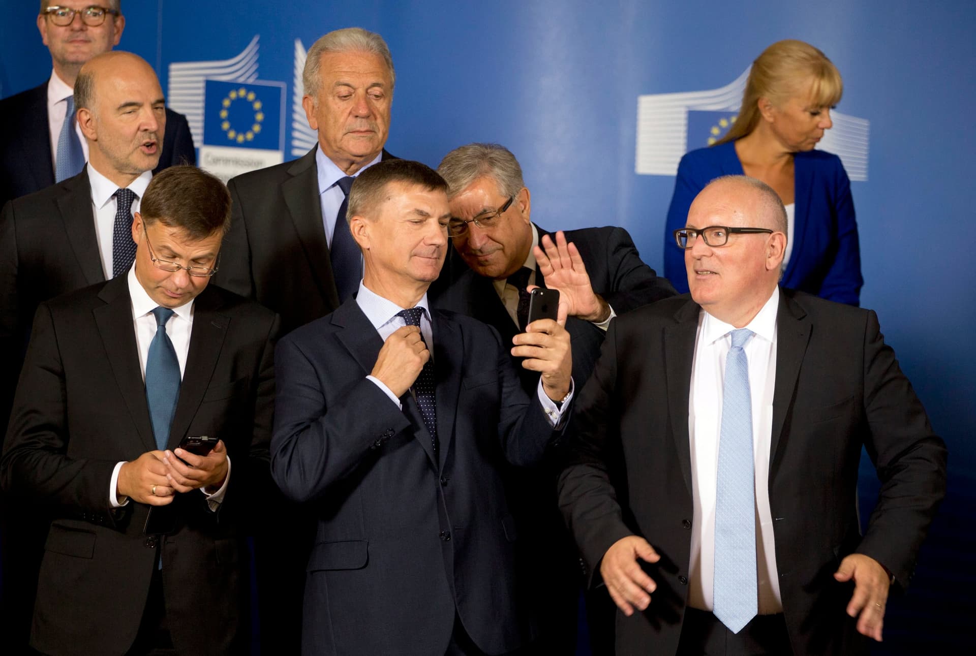 Lewacy z PE apelują o zaostrzenie kursu wobec Polski; Timmermans na razie czeka na zawetowane przez prezydenta RP ustawy