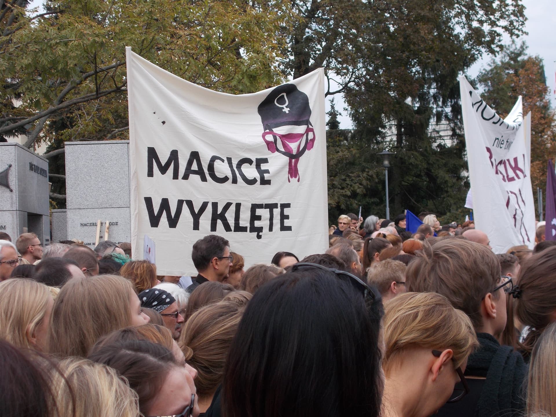 Nastolatka wyrzucona ze szkoły za udział w Strajku Kobiet? Sprawę tłumaczy dyrektor katolickiego liceum