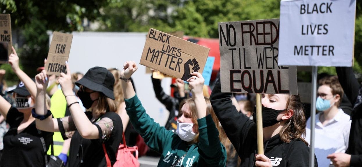 Są protesty wybuchające z ważnych powodów społecznych, a są też takie, których inaczej niż pastiszem nazwać nie można